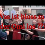 >> Bunte Schreihälse: Was ist bloss mit der Omi los ??? #münchen #bunt #störer #ideologen #grüne #linkspartei #spd #omi #afd ? http://bit.ly/2OpoAZh