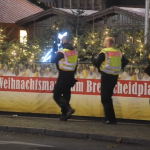 #Weihnachtsmarkt in #Berlin am #Breitscheidplatz nach verdächtigem Verhalten zweier #Syrer geräumt.